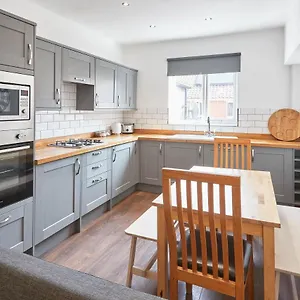 Host & - Elysium House Holiday home